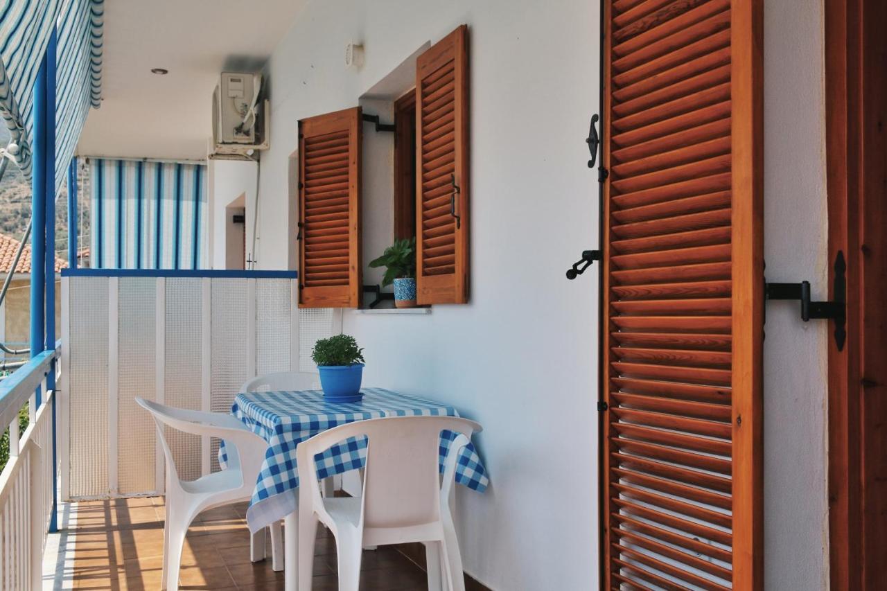 Seaview- 2 Space - Selfcatering Apartment - Helen No 3 Xiropigado Exterior photo